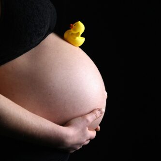 Canard_sur_bedon_pour_une_photo_originale_de_grossesse